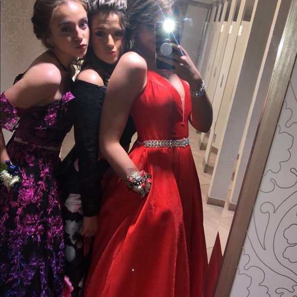 RED PROM DRESS - Picture 2 of 4